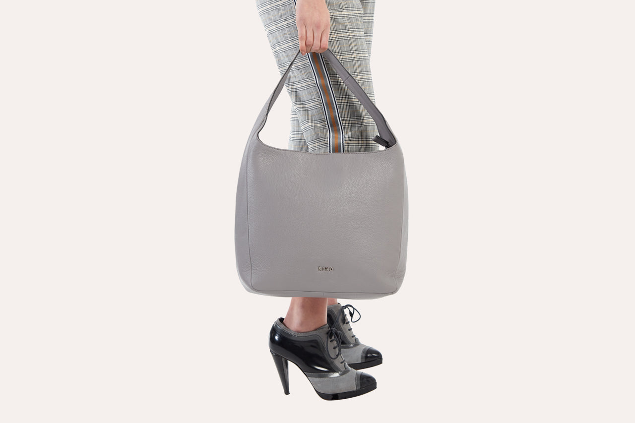 Bolso Hobo de piel auténtica color guijarro: una obra maestra de elegancia y organización