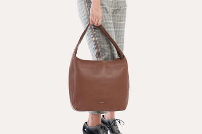 Bolso Hobo de piel auténtica color guijarro: una obra maestra de elegancia y organización