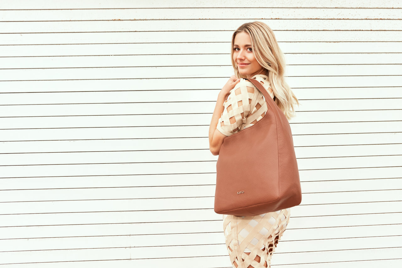 Bolso Hobo de piel auténtica color guijarro: una obra maestra de elegancia y organización