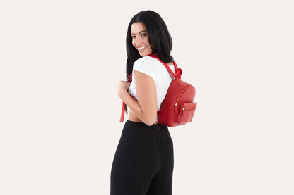 Mochila Itty-Bitty de piel auténtica color guijarro: la máxima fusión de estilo y comodidad compacta