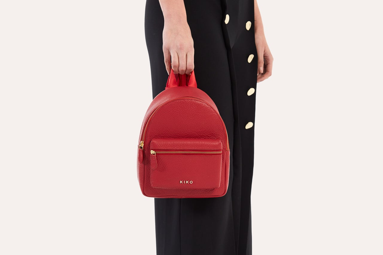 Mochila Itty-Bitty de piel auténtica color guijarro: la máxima fusión de estilo y comodidad compacta