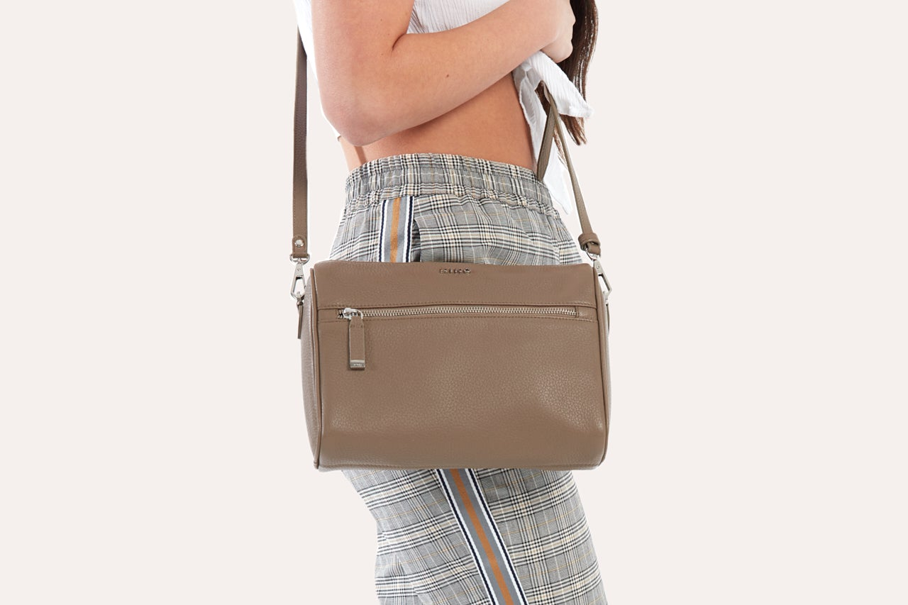 Bolso bandolera perfecto de piel auténtica Pebble: donde la elegancia se une a la practicidad