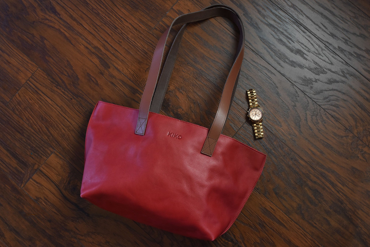 Tote Perfect de cuero genuino rojo: donde el estilo se une a la simplicidad