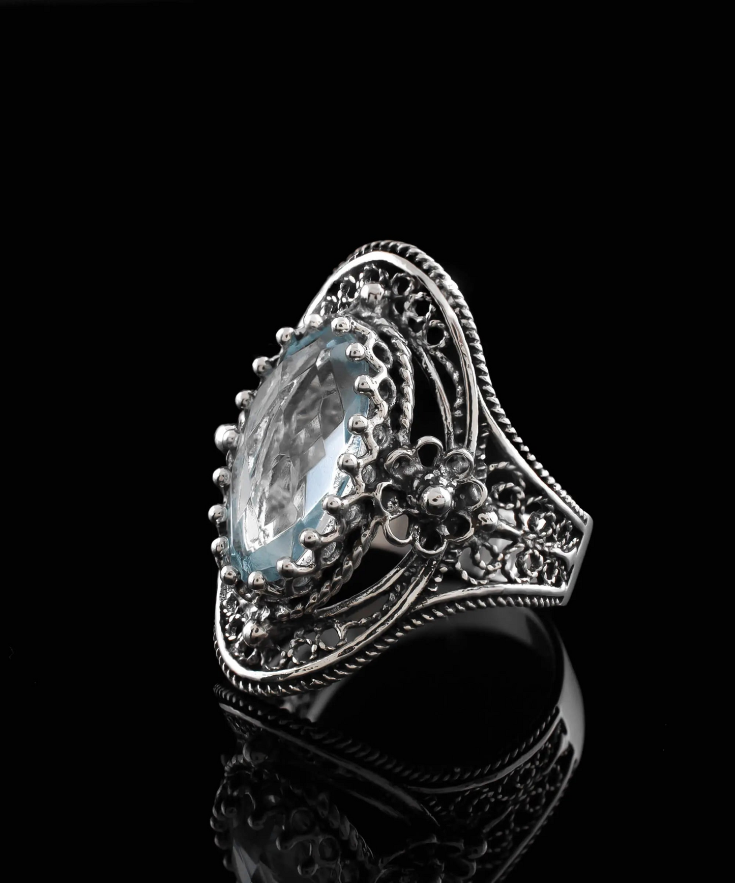 FiligranIst - Blue Topaz Sterling Silver Statement Ring with Daisy Accents