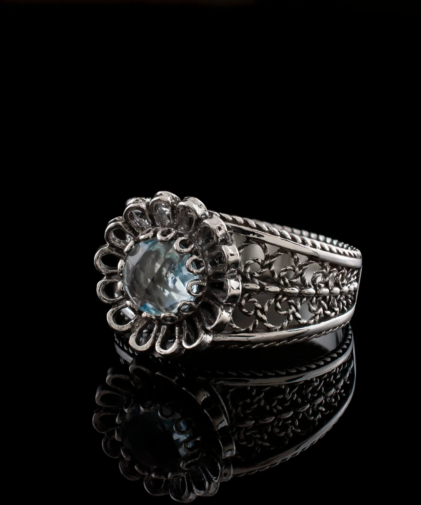 FiligranIst - Daisy Figured Blue Topaz Gemstone Silver Cocktail Ring