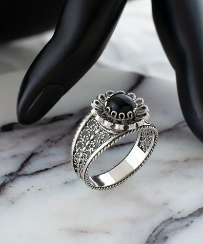 FiligranIst - Black Onyx Gemstone Daisy Filigree Silver Cocktail Ring