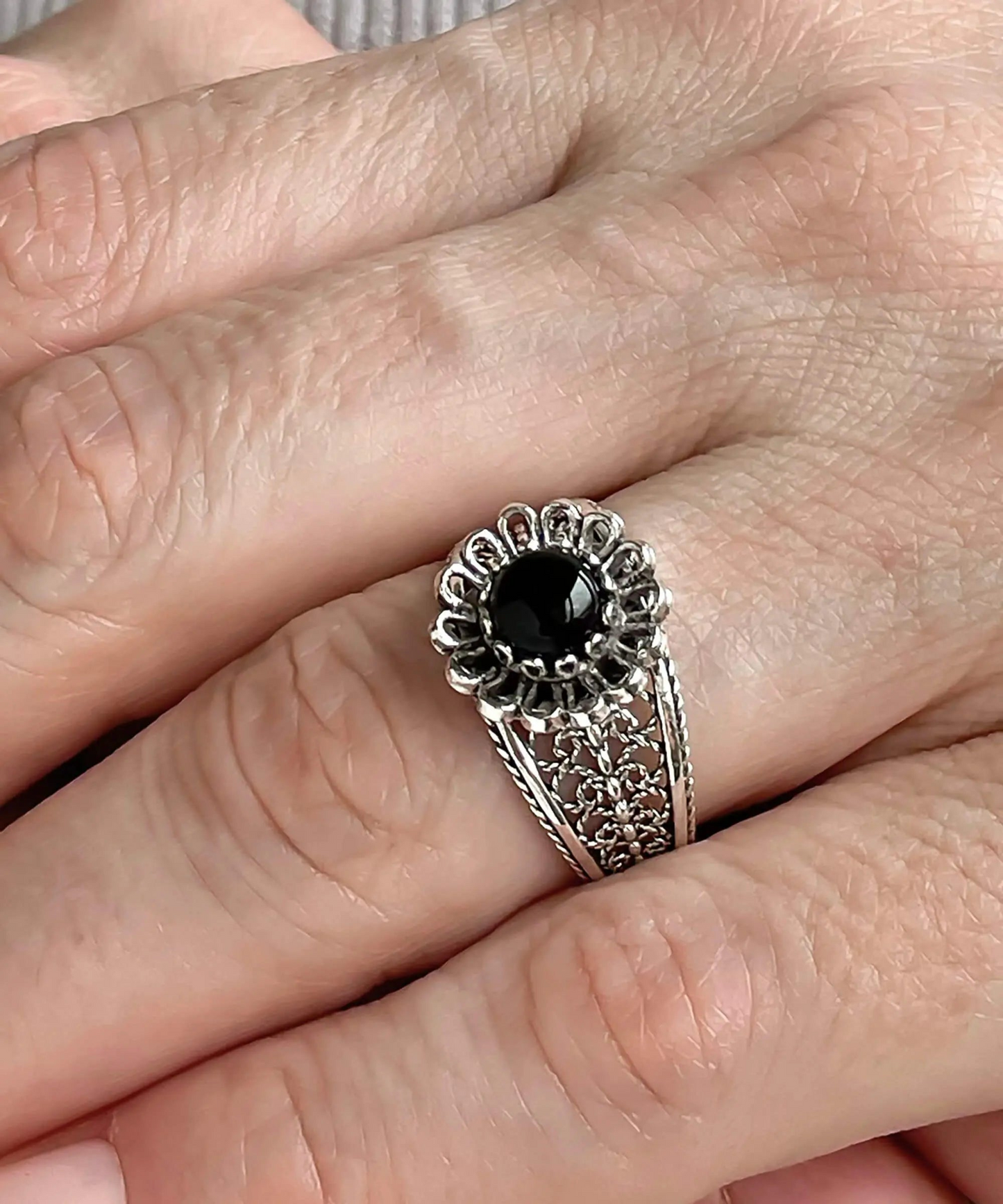 FiligranIst - Black Onyx Gemstone Daisy Filigree Silver Cocktail Ring