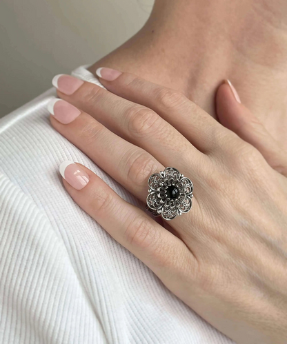 FiligranIst - Black Onyx Gemstone Lace Daisy Filigree Silver Statement Ring