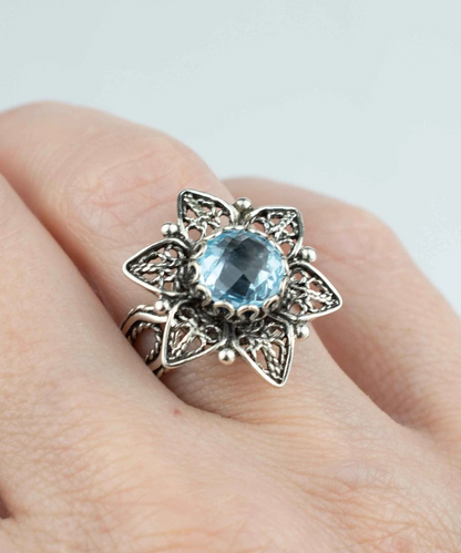 FiligranIst - Blue Topaz Gemstone Daisy Filigree Silver Cocktail Ring