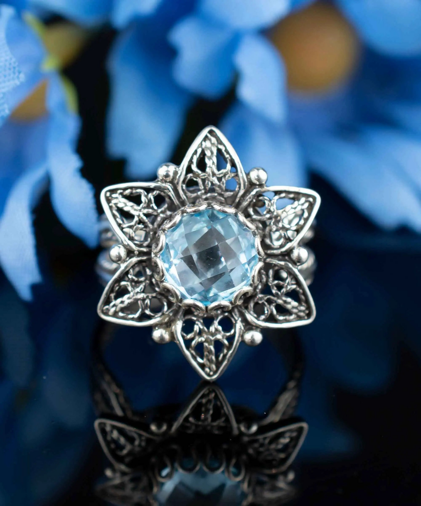 FiligranIst - Blue Topaz Gemstone Daisy Filigree Silver Cocktail Ring