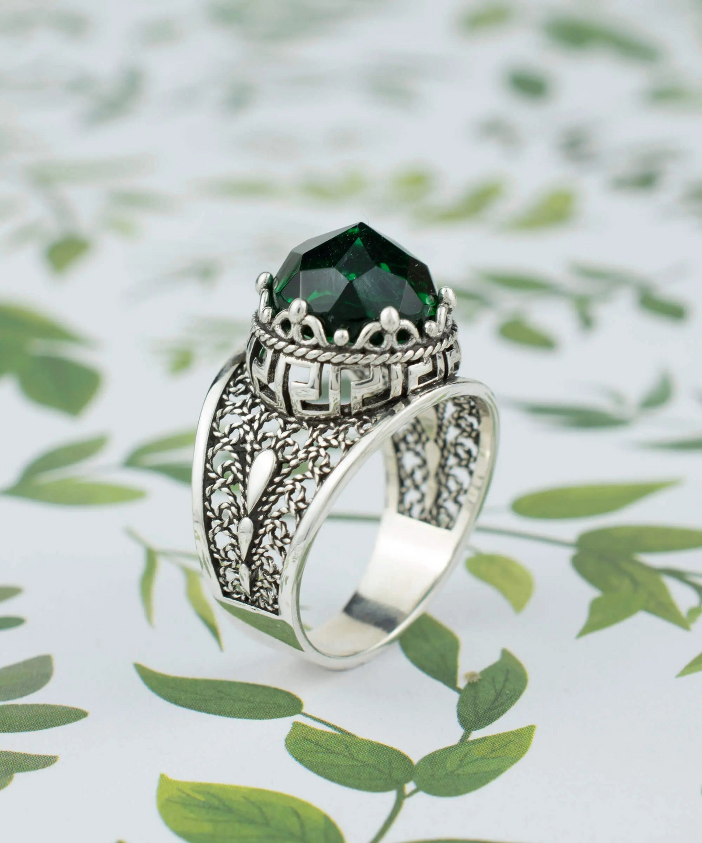 FiligranIst - Peridot Gemstone Meander Pattern Filigree Silver Cocktail Ring