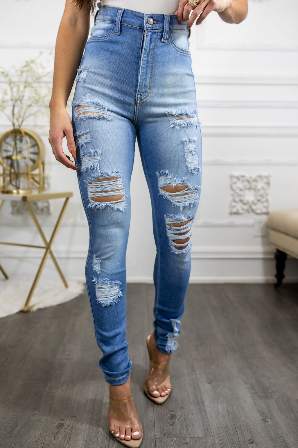 Jeans ajustados con rotos y talle muy alto