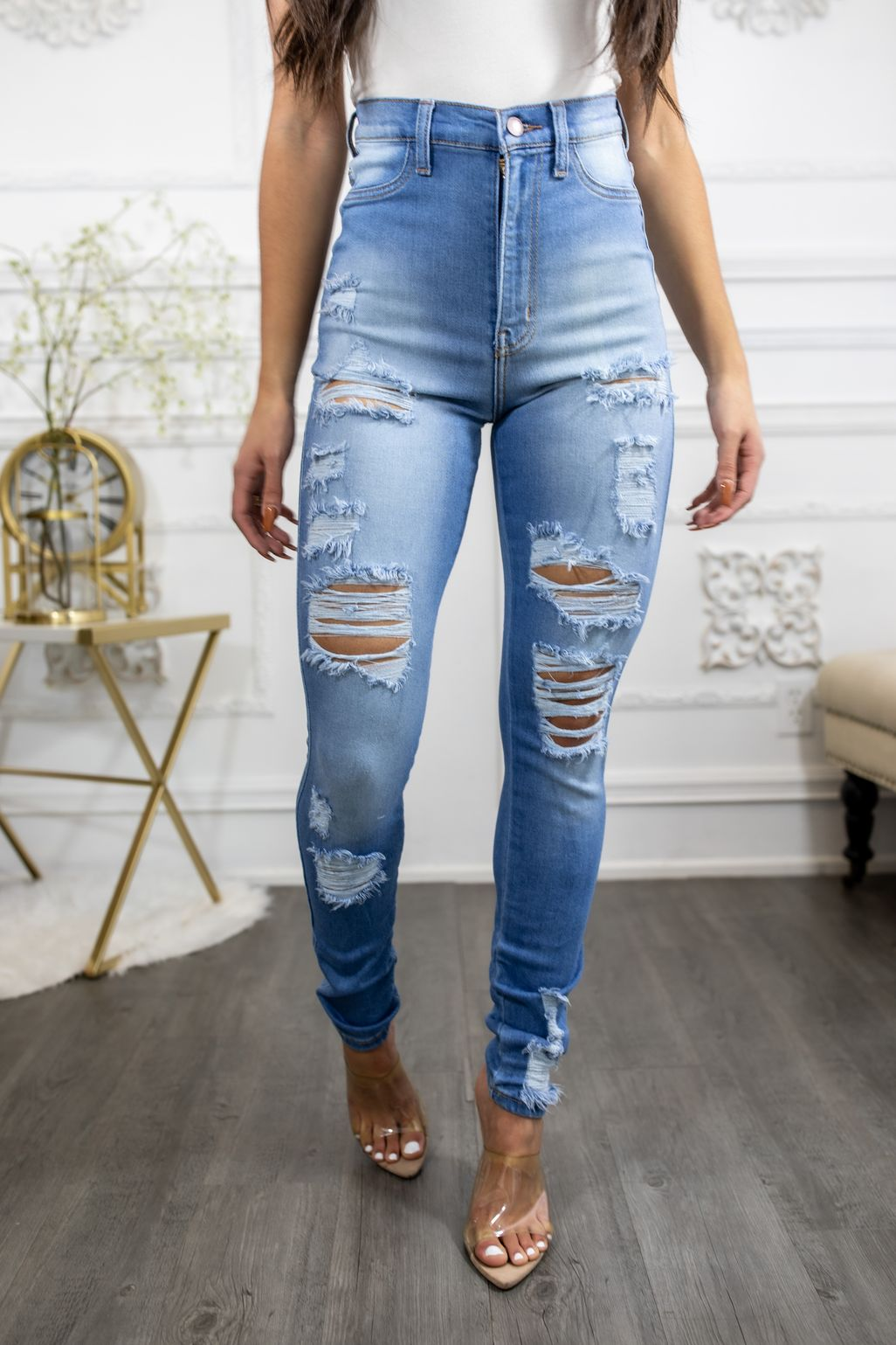 Jeans ajustados con rotos y talle muy alto