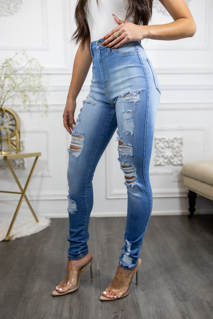 Jeans ajustados con rotos y talle muy alto