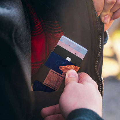 Regalos para hombres: la cartera Maverick Blue Resin: la esencia del minimalismo simplificado