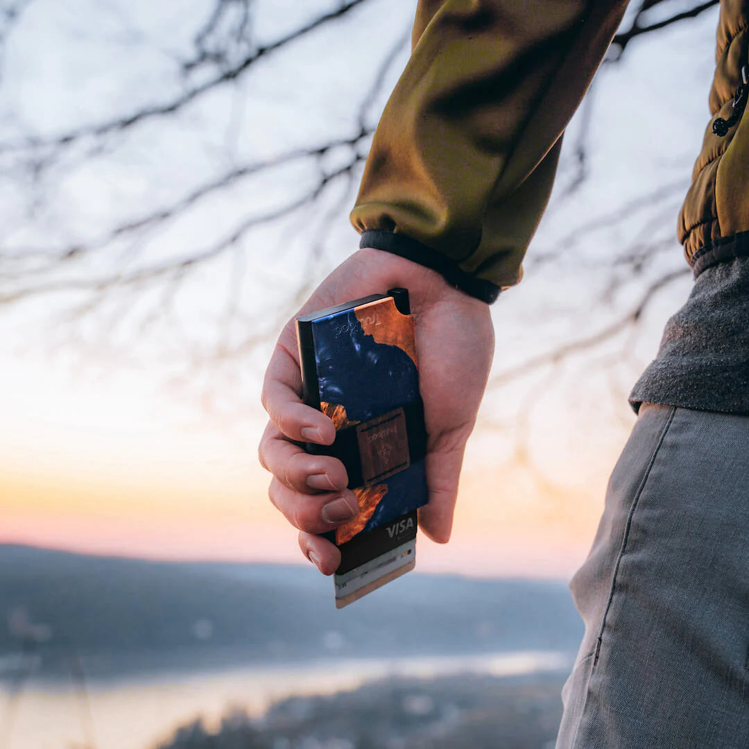 Regalos para hombres: la cartera Maverick Blue Resin: la esencia del minimalismo simplificado