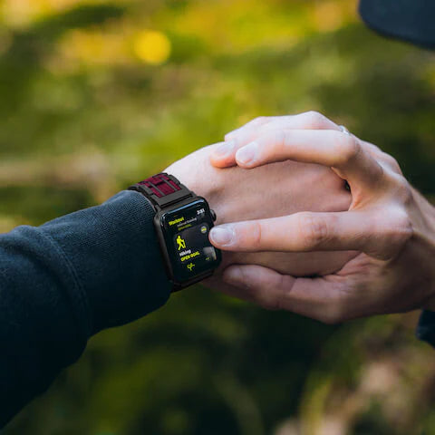 La clásica correa para Apple Watch - Negro / Corazón morado: una fusión de estilo y tecnología