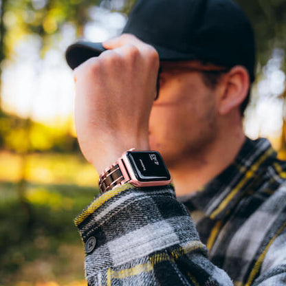 La clásica correa de Apple Watch para mujer: oro rosa: donde la naturaleza se encuentra con la tecnología