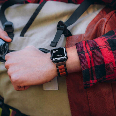 La clásica correa roja para Apple Watch: la madera se une a la tecnología