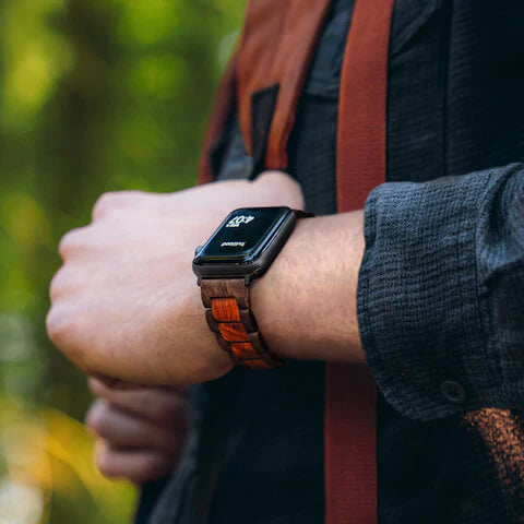 La clásica correa roja para Apple Watch: la madera se une a la tecnología