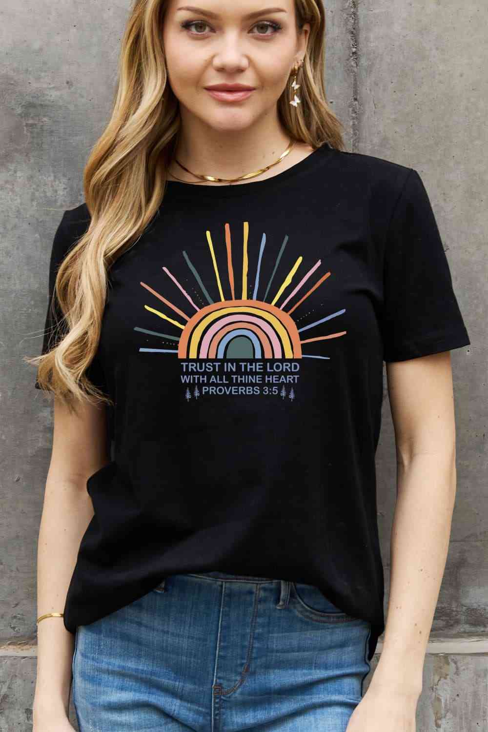 Camiseta de algodón con estampado de arco iris de tamaño completo de Simply Love