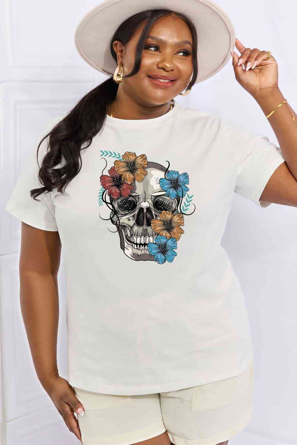 Camiseta de algodón con estampado de calavera y flores de tamaño completo de Simply Love