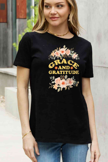 Camiseta de algodón con gráfico GRACE AND GRATITUDE de tamaño completo de Simply Love