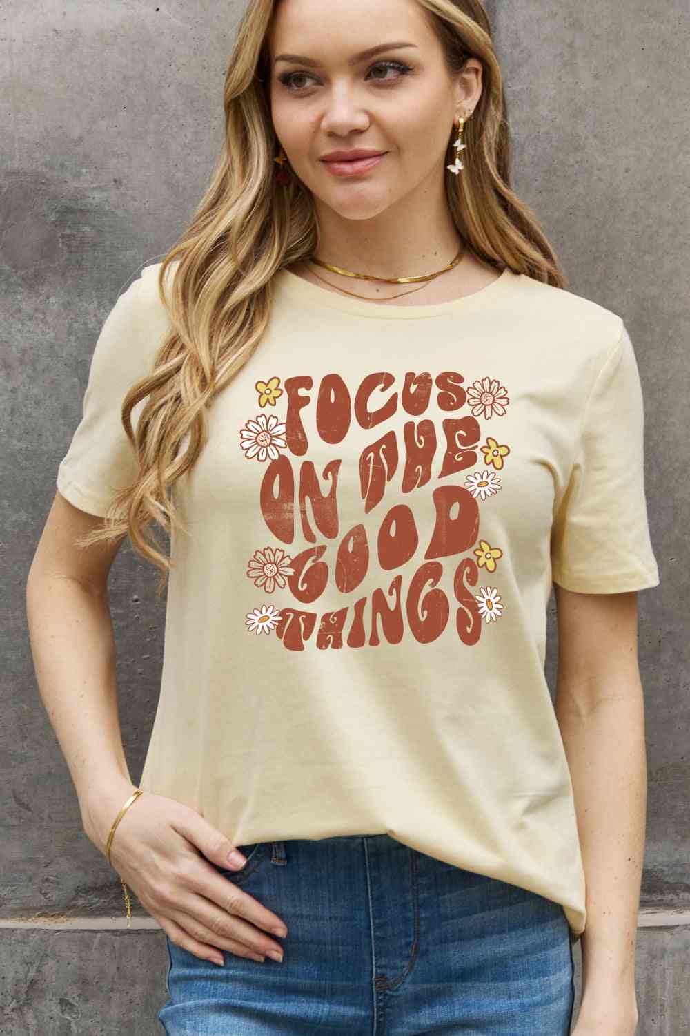 Camiseta de algodón con gráfico FOCUS ON THE GOOD THINGS de tamaño completo de Simply Love