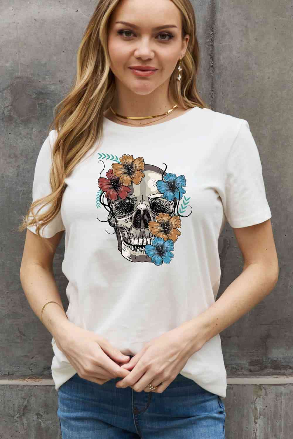 Camiseta de algodón con estampado de calavera y flores de tamaño completo de Simply Love