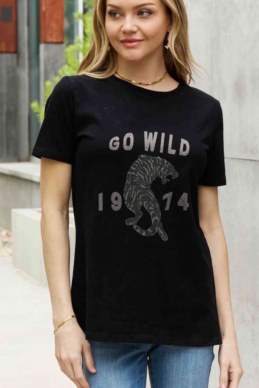 Camiseta de algodón con estampado GO WILD 1974 de tamaño completo de Simply Love