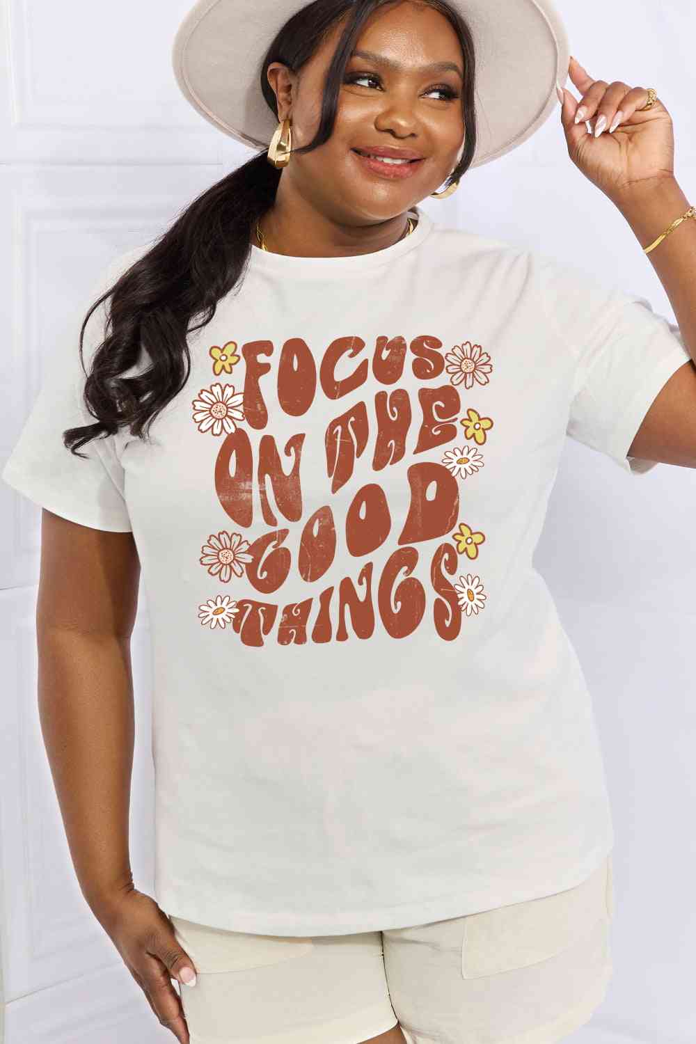 Camiseta de algodón con gráfico FOCUS ON THE GOOD THINGS de tamaño completo de Simply Love