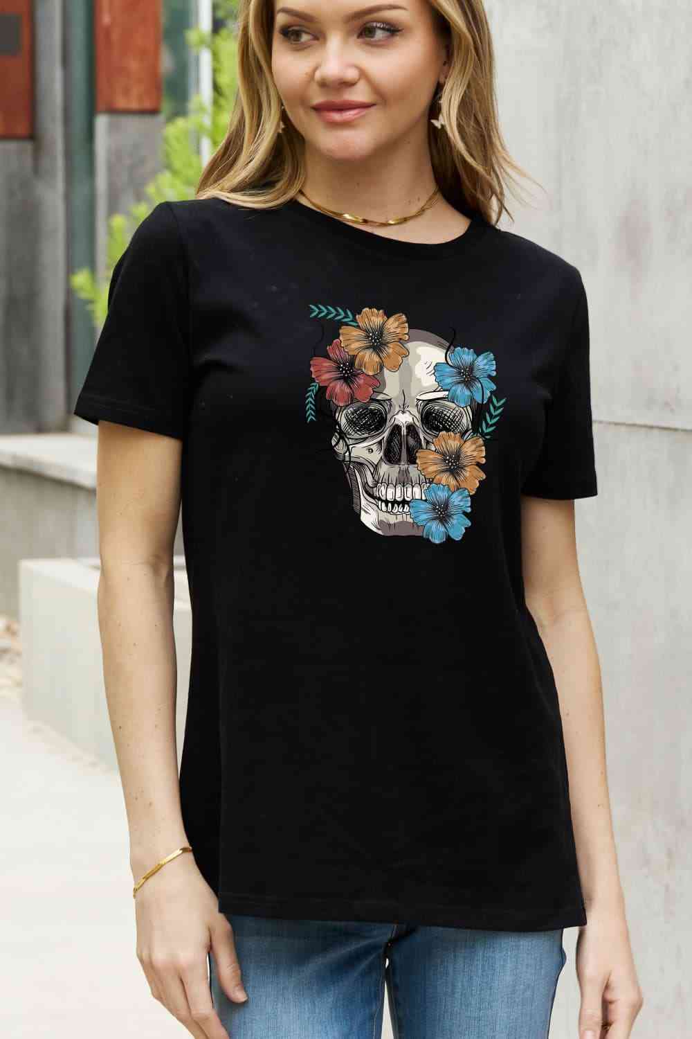 Camiseta de algodón con estampado de calavera y flores de tamaño completo de Simply Love