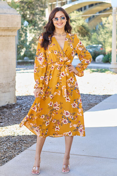 Vestido de manga con volante y lazo floral de tamaño completo de Double Take 