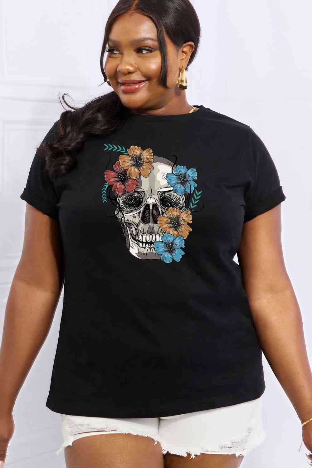 Camiseta de algodón con estampado de calavera y flores de tamaño completo de Simply Love