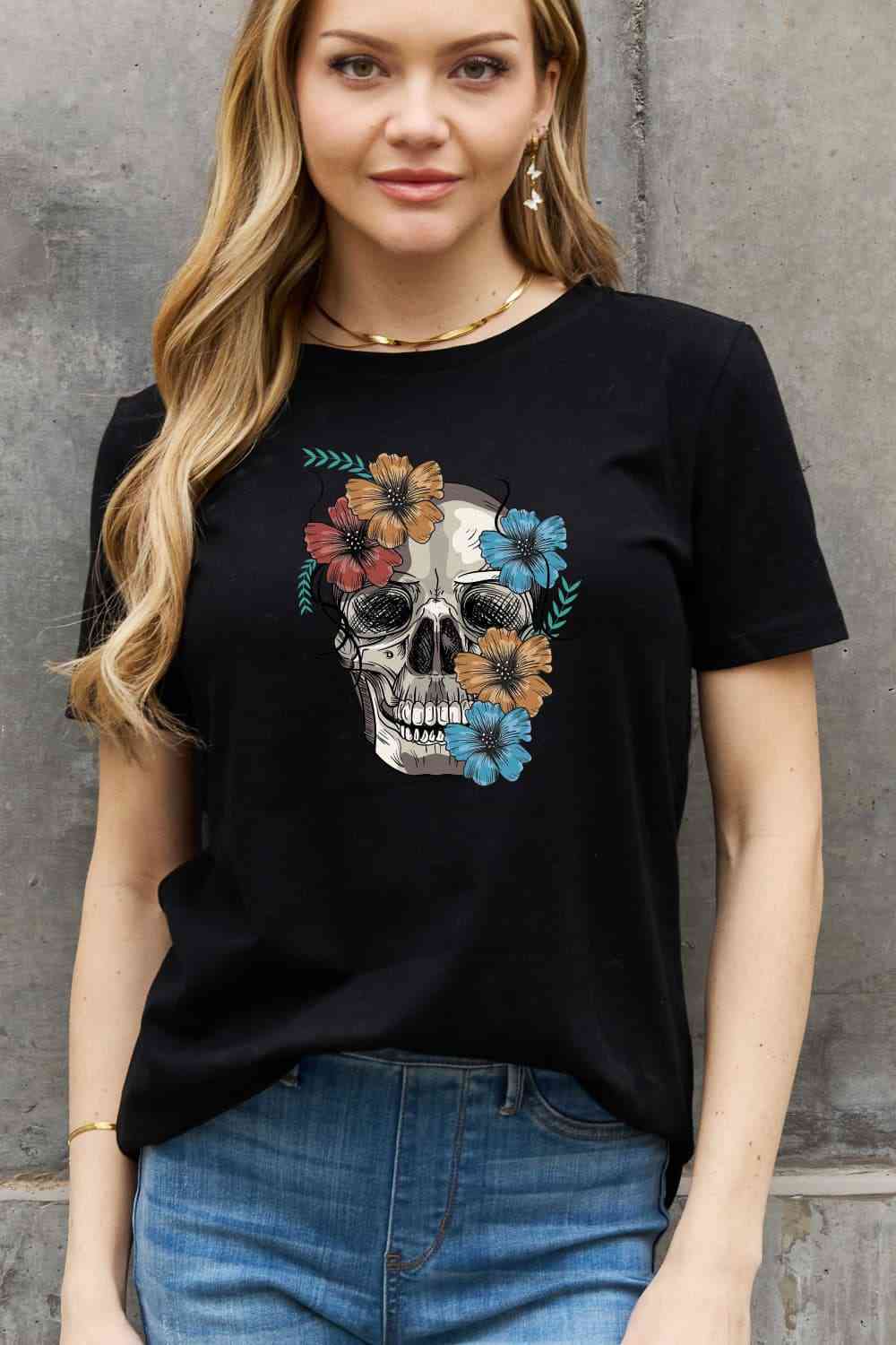 Camiseta de algodón con estampado de calavera y flores de tamaño completo de Simply Love