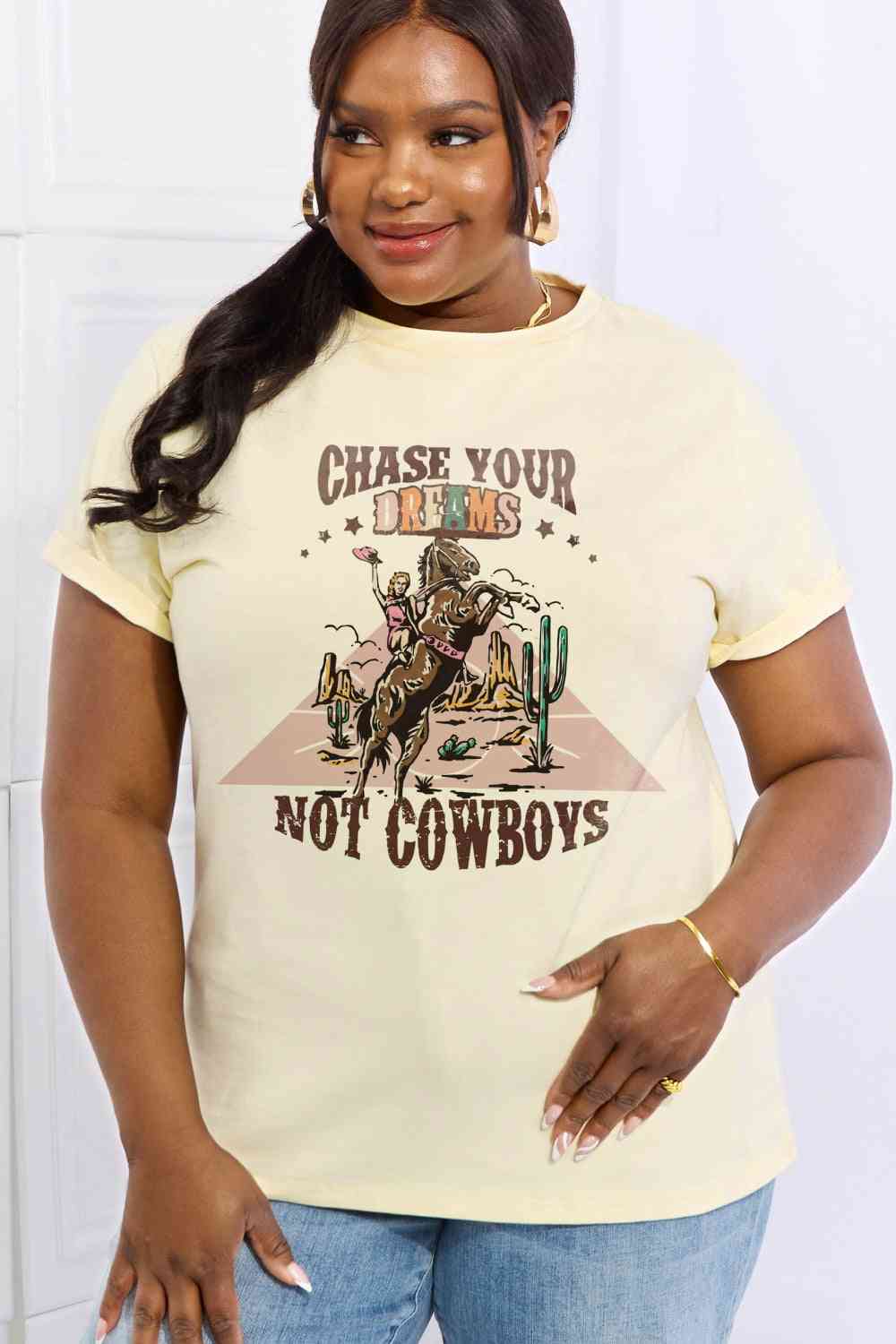 Simply Love 全尺寸 CHASE YOUR DREAMS NOT COWBOYS 图案棉质 T 恤