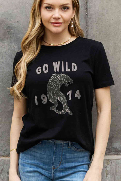 Camiseta de algodón con estampado GO WILD 1974 de tamaño completo de Simply Love