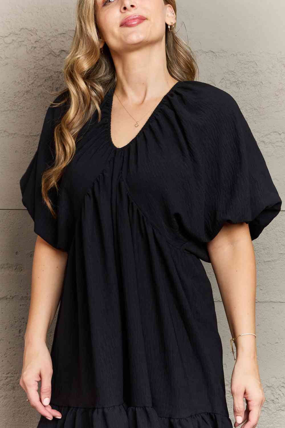 Hailey &amp; Co Minivestido Comfort Cutie con cuello en V doble y mangas abullonadas