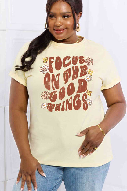 Camiseta de algodón con gráfico FOCUS ON THE GOOD THINGS de tamaño completo de Simply Love