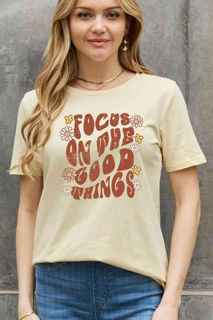 Camiseta de algodón con gráfico FOCUS ON THE GOOD THINGS de tamaño completo de Simply Love