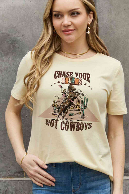 Camiseta de algodón con gráfico CHASE YOUR DREAMS NOT COWBOYS de tamaño completo de Simply Love