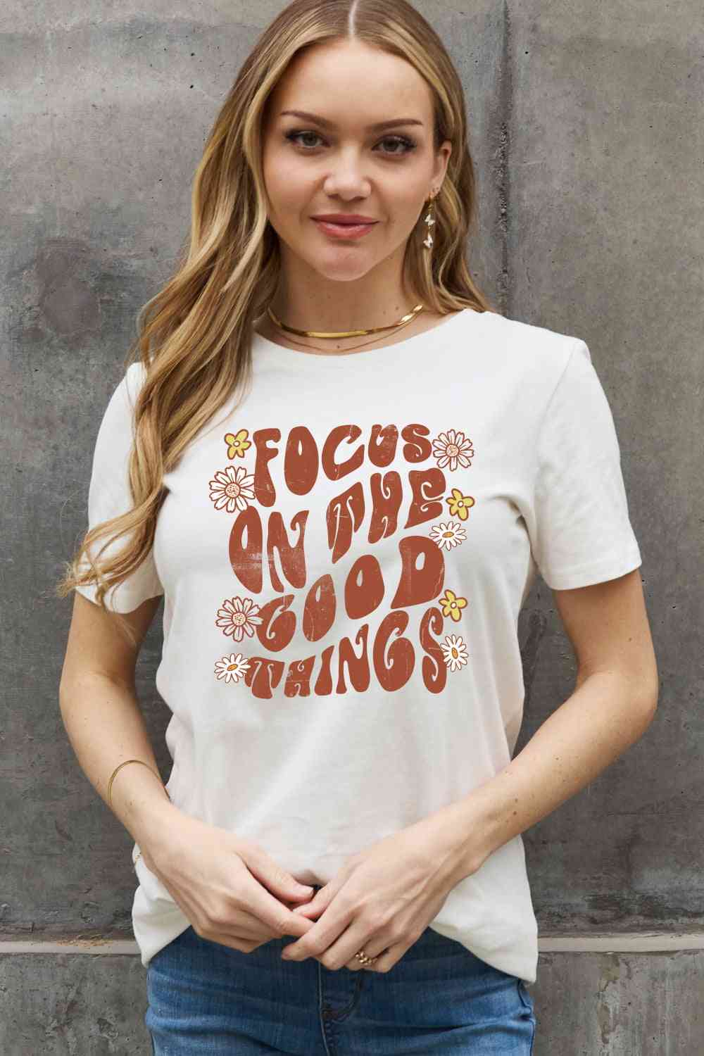 Camiseta de algodón con gráfico FOCUS ON THE GOOD THINGS de tamaño completo de Simply Love