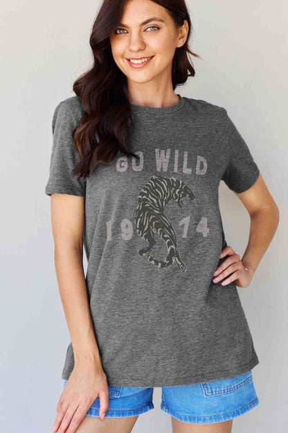 Camiseta de algodón con estampado GO WILD 1974 de tamaño completo de Simply Love