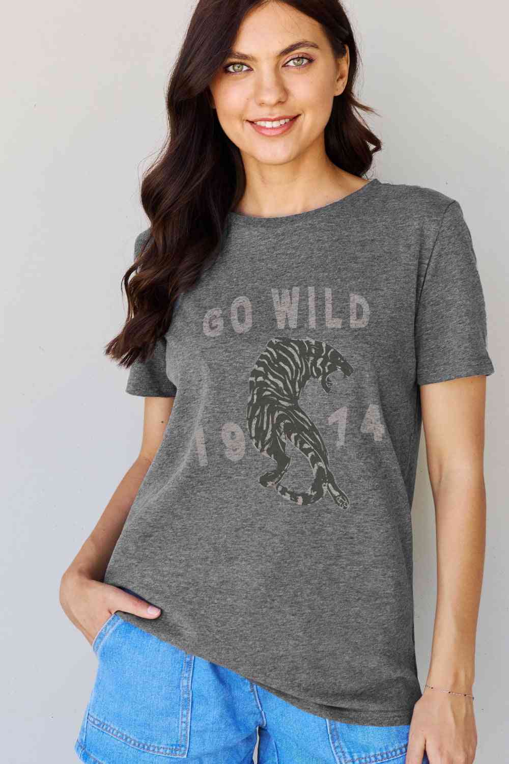 Camiseta de algodón con estampado GO WILD 1974 de tamaño completo de Simply Love