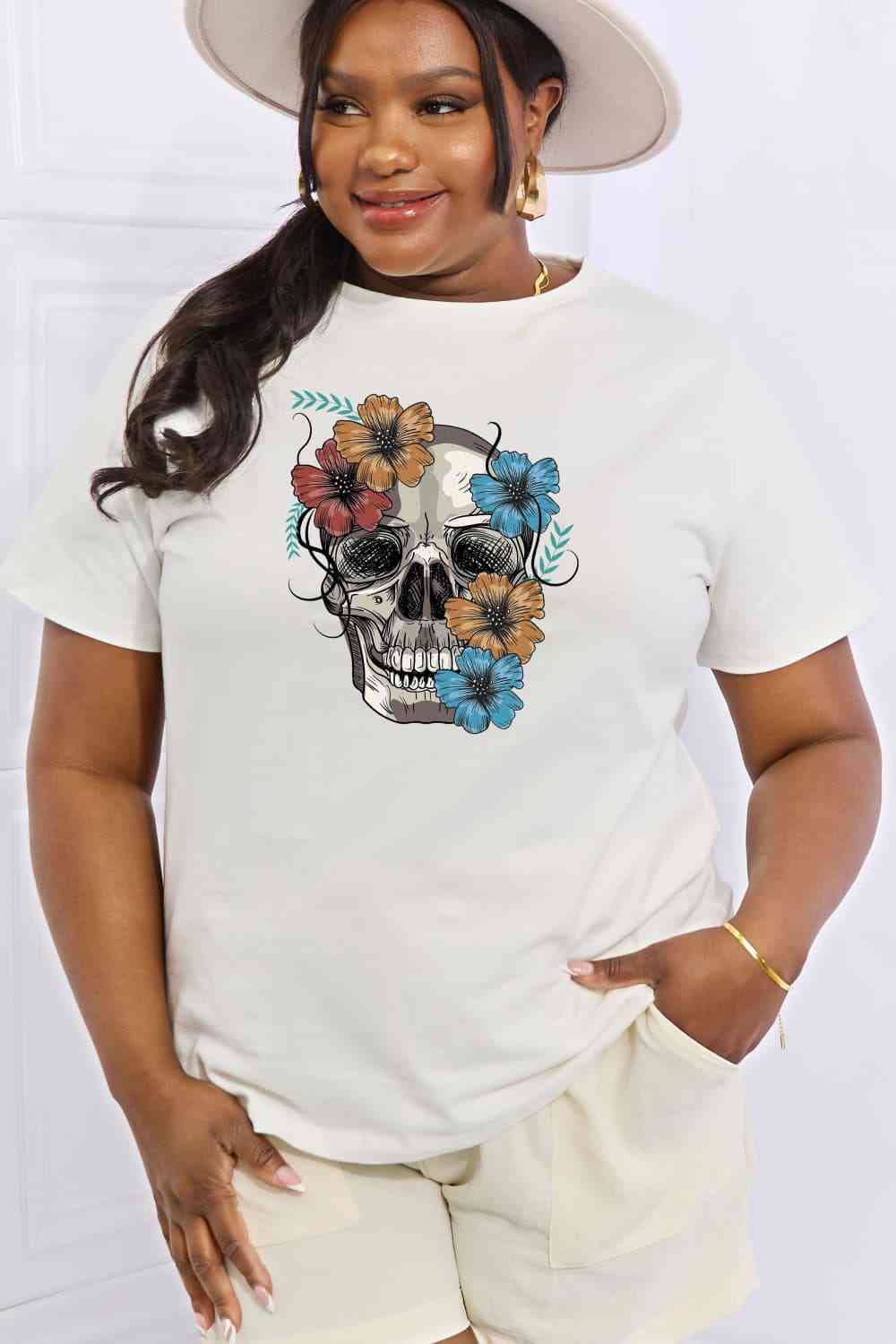 Camiseta de algodón con estampado de calavera y flores de tamaño completo de Simply Love