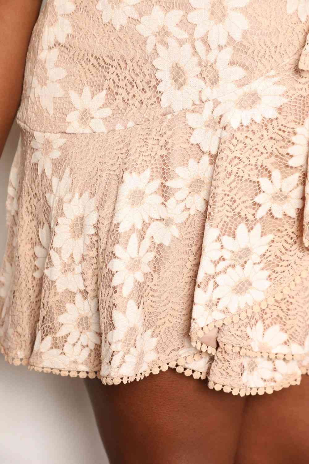 Vestido de encaje floral con detalle de pompón, cintura anudada y mangas acampanadas de Double Take