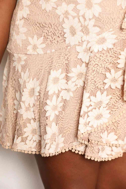 Vestido de encaje floral con detalle de pompón, cintura anudada y mangas acampanadas de Double Take