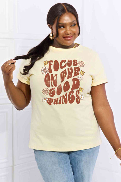 Camiseta de algodón con gráfico FOCUS ON THE GOOD THINGS de tamaño completo de Simply Love