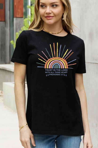 Camiseta de algodón con estampado de arco iris de tamaño completo de Simply Love