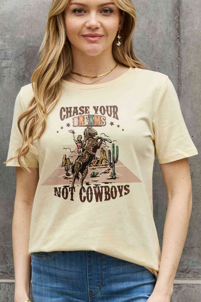 Camiseta de algodón con gráfico CHASE YOUR DREAMS NOT COWBOYS de tamaño completo de Simply Love